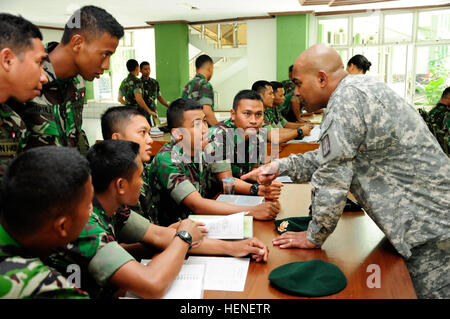 Sgt. 1. Klasse Balendran Anandarajah, Hawaii Army National Guard State Partnership Program Non-Commissioned Offizier Subject Matter Expert Exchange Team Ausbilder, erklärt die Composite Risikomanagement fünfstufigen Prozess in seinem Kader Tentara Nasional Indonesien Angkatan Darat (TNI-AD), 22. April 2014. (Foto: US-Armee Sgt. 1. Klasse Theresa Gualdarama) Hawaii Armee Gardisten Austausch mehr als militärisches Fachwissen mit indonesischen Armee Unteroffiziere 140422-A-PI315-107 Stockfoto