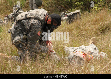 Ein Soldat dekontaminiert einen simulierten Unfall während der US-Armee Japan Krieger Herausforderung Competition 22 April im Camp Hansen, Okinawa, Japan. Der Wettbewerb fand die USAR-J-Unteroffizier bestimmen und Soldat des Jahres, und die US Army Pacific-Krieger-Challenge-Wettbewerb auf Hawaii im Juni teilnehmen. US-Armee in Japan gibt es %%% E2 %%% 80 %%% 99s besten der besten! 140422-A-YW482-081 Stockfoto