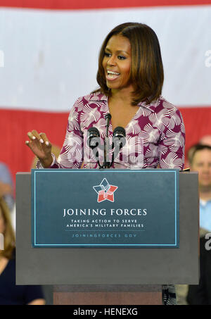 First Lady Michelle Obama spricht am 23. April 2014 mit US-Soldaten, Familienmitgliedern und Arbeitgebern während eines Veteranen-Jobgipfels und Karriereforums in Fort Campbell, Kentucky, über Beschäftigungsmöglichkeiten, Karriereressourcen und Unterstützung der Arbeitskräfte für Mitglieder des Militärs und Veteranen. Stockfoto