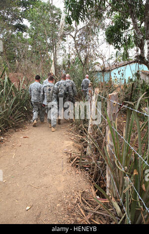 US-Soldaten, die 318th PsyOp Unternehmen zugewiesen Fuß durch ein guatemaltekischen Dorf gehen, Tür an Tür mit Einheimischen über ein Schulgebäude Projekt von US-Streitkräften bei Beyond the Horizon 2014, El Roble Concaste, Guatemala, 23. April 2014 diskutiert. Hinter dem Horizont ist eine jährliche Übung, die die Partnerschaft zwischen den USA und Guatemala umfasst, bieten konzentriert humanitären Hilfe durch verschiedene ärztliche, zahnärztliche und bürgerlichen Action-Programme. (Foto: U.S. Army Spc. Gary Silverman) (Freigegeben) Über den Horizont 2014, Guatemala 140423-A-TO648-012 Stockfoto