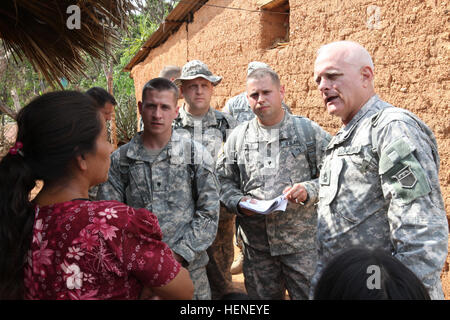 US-Soldaten, die 318th PsyOp Unternehmen zugewiesen diskutiert mit einer guatemaltekischen Frau über ein Schulgebäude Projekt von US-Streitkräften bei Beyond the Horizon 2014, El Roble Concaste, Guatemala, 23. April 2014. Hinter dem Horizont ist eine jährliche Übung, die die Partnerschaft zwischen den USA und Guatemala umfasst, bieten konzentriert humanitären Hilfe durch verschiedene ärztliche, zahnärztliche und bürgerlichen Action-Programme. (Foto: U.S. Army Spc. Gary Silverman) (Freigegeben) Über den Horizont 2014, Guatemala 140423-A-TO648-056 Stockfoto