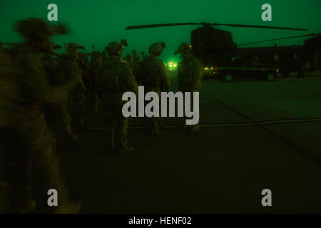 US Army Rangers aus 2. Platoon, Charlie Kompanie, 3. Bataillon, 75th Ranger Regiment, warten, bis einen CH-47 Chinook-Hubschrauber während der Nacht Betrieb Ausbildung, Fort Knox, Kentucky, 23. April 2014 an Bord. Rangers sind ständig Ausbildung zum taktischen Kenntnisse auf höchste Niveau zu halten. Das Training war um sicherzustellen, dass alle Soldaten Krieger Fähigkeiten und Aufgaben in der Vorbereitung für den bevorstehenden Einsatz beherrschen. (US Armee-Foto von Spc. Arthur Ruepong/freigegeben) 3D Ranger Bataillon-Task-Force training 140423-A-VS848-011 Stockfoto