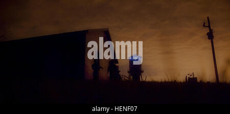 US Army Rangers aus 2. Platoon, Charlie Kompanie, 3. Bataillon, 75th Ranger Regiment, klare Ziel Gebäude während der Nacht Betrieb Ausbildung an Fort Knox, Kentucky, 23. April 2014. Rangers sind ständig Ausbildung zum taktischen Kenntnisse auf höchste Niveau zu halten. Das Training war um sicherzustellen, dass alle Soldaten Krieger Fähigkeiten und Aufgaben in der Vorbereitung für den bevorstehenden Einsatz beherrschen. (US Armee-Foto von Spc. Arthur Ruepong/freigegeben) 3D Ranger Bataillon-Task-Force training 140423-A-VS848-038 Stockfoto