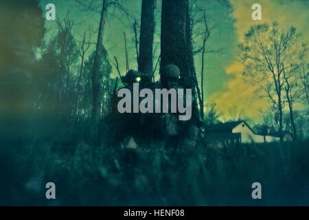 US Army Rangers aus 2. Platoon, Charlie Kompanie, 3. Bataillon, 75th Ranger Regiment, sorgen für Sicherheit im Wald bei Nacht Betrieb Ausbildung an Fort Knox, Kentucky, 23. April 2014. Rangers sind ständig Ausbildung zum taktischen Kenntnisse auf höchste Niveau zu halten. Das Training war um sicherzustellen, dass alle Soldaten Krieger Fähigkeiten und Aufgaben in der Vorbereitung für den bevorstehenden Einsatz beherrschen. (US Armee-Foto von Spc. Arthur Ruepong/freigegeben) 3D Ranger Bataillon-Task-Force training 140423-A-VS848-045 Stockfoto