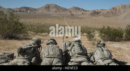 FORT IRWIN, Kalifornien-Soldaten der US Army, zugewiesen, Alpha, Bravo, und Delta Company, 1. Bataillon, 160. Infanterieregiment, rufen in Feuerunterstützung während der entscheidenden Aktion Rotation 14-06 im National Training Center, 24. April 2014. Soldaten, 1. Bataillon, 25. Aviation Regiment, 25. Infanterie-Division zugewiesen, genannt engagierte Feinde mit ein neues Flugzeug an die Armee ausgegeben der AH-6E Apache Guardian. er neue Flugzeuge verfügt über eine aktualisierte Cockpit und neuen Feuerleitsystem.  (Foto: US-Armee Sgt. Richard W. Jones Jr., Operations Group, National Training Center) Die Forderung nach Luftunterstützung 14 Stockfoto