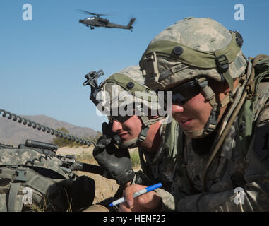 FORT IRWIN, Kalifornien-Soldaten der US Army, zugewiesen, Alpha und Bravo Company, 1. Bataillon, 160. Infanterieregiment, rufen in Feuerunterstützung während der entscheidenden Aktion Rotation 14-06 im National Training Center, 24. April 2014. Soldaten, 1. Bataillon, 25. Aviation Regiment, 25. Infanterie-Division zugewiesen, genannt engagierte Feinde mit ein neues Flugzeug an die Armee ausgegeben der AH-6E Apache Guardian. Das neue Flugzeug verfügt über eine aktualisierte Cockpit und neuen Feuerleitsystem.  (Foto: US-Armee Sgt. Richard W. Jones Jr., Operations Group, National Training Center) Aufruf im Feuer unterstützen 140424-A - Stockfoto