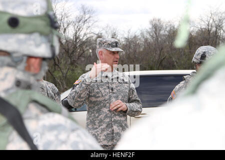 Bei einem Besuch mit 4. Manöver Enhancement Brigade Soldaten in Fort Leonard Wood, Mo., nahm Sgt. Major der Armee Raymond F. Chandler III Auszeit für eine Frage-und-Antwort-Session mit den Soldaten, 24. April 2014. Fragen über Haushaltskürzungen, neue Uniformen und woraus wird der neuen Armee körperliche Fitness-Test der gehörten zu der Fragen Chandler angesprochen. SMA besucht 4. MEB 140424-A-KX047-003 Stockfoto