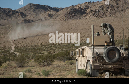 FORT IRWIN, Kalifornien-Soldaten der US Army, Alpha Company zugewiesen, 4. Bataillon, 101. US-Luftlandedivision, laden Sie eine Maschinengewehr m249 nach Eingriff feindliche Ziele während der entscheidenden Aktion Rotation 14-06 im National Training Center, 24. April 2014. Bei NTC bieten entschlossenes Handeln Übungen einen umfassenden Ansatz zur Ausbildung Brigade Combat Teams (BCT) in einem Gelenk, Interagency, Regierungs- und multinationale (JIIM) Umfeld.  (Foto: US-Armee Sgt. Richard W. Jones Jr., Operations Group, National Training Center) Aufforderung zur Feuerunterstützung 140424-A-QU939-490 Stockfoto