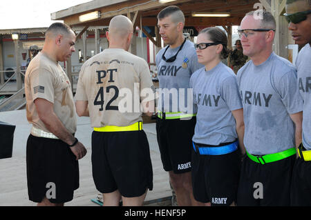 New York City Native Command Sergeant Major Alberto Delgado, Senior verpflichtete, Berater und Phoenix, Arizona stammende Oberst Mark D. Collins, Kommandeur, sowohl für das Fort Bragg, N.C.-basierte 82. Sustainment Brigade-US Befehl Materiel Recovery Zentralelement präsentieren Army Achievement Medaillen an die Siegesserie Team bestehend aus Pelham, Alabama stammende 1st Lt. James Mann, ein Transport-Corps-Offizier und andere Truppen mit 1103rd bekämpfen Sustainment Support Battalion , während der Pats-laufen-Challenge, eine 4,2 Meile laufen gesponsert von der 82. SB-CMRE 26 April am Kandahar Flugplatz, Afghanistan. (US Armee-Foto Stockfoto