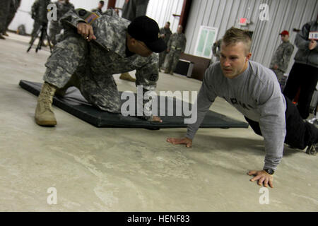 US Armee Sgt. Benjamin Mercer mit dem 688. Ingenieur-Unternehmen führt Push-ups während einer Armee-körperliche Fitness-Test. Soldaten des Befehls 412. und 416th Theater Ingenieur startete den regional Finals für die besten Krieger Wettbewerb 2014 mit Fitnesstest vor Sonnenaufgang am Fort McCoy, Wisconsin, USA, April 28. Die Teilnehmer hatten auch mit den rauen saisonalen Wetterbedingungen von in der Nähe von eisigen Temperaturen, heftige Winde und Regen wehen zu kämpfen. (Foto: U.S. Army Armee Reserve Staff Sgt Scott Griffin, 207. Public Affairs Abteilung/freigegeben) Armee Krieger beginnen Wettbewerb mit zermürbenden Körperbehinderten Stockfoto