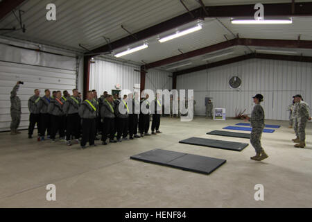 Soldaten des Befehls 412. und 416th Theater Ingenieur hören zu einem Briefing vor der Teilnahme an einem vor der Morgendämmerung Armee körperliche Fitnesstest am Fort McCoy, Wisconsin, USA, April 28, zum Auftakt der LGA für die besten Krieger Wettbewerb 2014. Die Teilnehmer hatten auch mit extremen saisonalen Wetterbedingungen der bei eisigen Temperaturen, heftige Winde und Regen weht zu kämpfen. (Foto: U.S. Army Armee Reserve Staff Sgt Scott Griffin, 207. öffentlichen Angelegenheiten Abteilung/freigegeben) Armee Krieger beginnen Wettbewerb mit anstrengende körperliche Fitnesstest 140428-A-IH863-007 Stockfoto