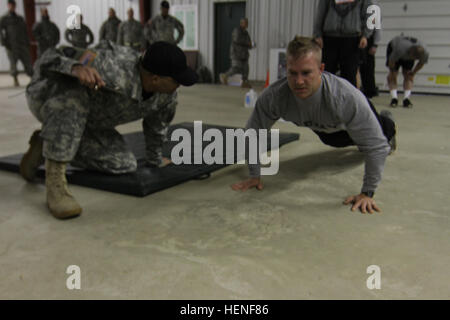 Soldaten des Befehls 412. und 416th Theater-Ingenieur startete den regional Finals für die besten Krieger Wettbewerb 2014 mit einem vor der Morgendämmerung Armee körperliche Fitnesstest am Fort McCoy, Wisconsin, USA, 28. April. Die Teilnehmer hatten auch mit den rauen saisonalen Wetterbedingungen von in der Nähe von eisigen Temperaturen, heftige Winde und Regen wehen zu kämpfen. (Foto: U.S. Army Armee Reserve Staff Sgt Scott Griffin, 207. öffentlichen Angelegenheiten Abteilung / / freigegeben / /) Armee Krieger beginnen Wettbewerb mit anstrengende körperliche Fitnesstest 140428-A-IH863-049 Stockfoto