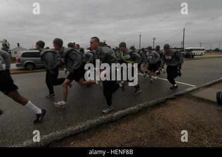 Soldaten des Befehls 412. und 416th Theater-Ingenieur startete den regional Finals für die besten Krieger Wettbewerb 2014 mit einem vor der Morgendämmerung Armee körperliche Fitnesstest am Fort McCoy, Wisconsin, USA, 28. April. Die Teilnehmer hatten auch mit den rauen saisonalen Wetterbedingungen von in der Nähe von eisigen Temperaturen, heftige Winde und Regen wehen zu kämpfen. (Foto: U.S. Army Armee Reserve Staff Sgt Scott Griffin, 207. öffentlichen Angelegenheiten Abteilung / / freigegeben / /) Armee Krieger beginnen Wettbewerb mit anstrengende körperliche Fitnesstest 140428-A-IH863-141 Stockfoto