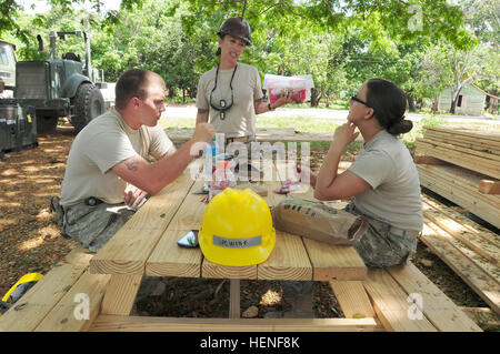 Capt Morsan McSweeney, Beyond the Horizon 2014 Task Force Larimar Kaplan, plaudert mit zwei Soldaten auf einer Baustelle in Barahona, Dominikanische Republik, 28.April. Task Force Larimar entsteht durch Soldaten, Piloten und Soldaten aus der kolumbianischen und chilenische Armee und beteiligen sich an der United States Army South Mission Beyond the Horizon 2014 in Barahona, Dominikanische Republik. Die Service-Mitglieder, die Task Force Larimar zugewiesen sind zurzeit Maschinenfabrik an fünf verschiedenen Standorten führt, durch den Bau von drei Kliniken und zwei Schule Partitionen in Barahona. Die Einrichtungen werden p Stockfoto