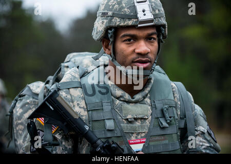 Sgt. Juan Jackson, Rancho Cucamonga, Kalifornien, mit 493 Military Police Company, gewann den ersten Platz in der Kategorie Unteroffizier für den 416th Theater-Ingenieur-Befehl in der kombinierten TEC besten Krieger-Wettbewerb bei Fort McCoy, Wisconsin, vom 28. April bis 1 Mai. (Foto: US-Armee Sgt. 1. Klasse Michel Sauret) Siegreichen Soldaten aus kombinierten TEC besten Krieger Wettbewerb voraus auf USARC Ebene 140429-A-TI382-334 Stockfoto