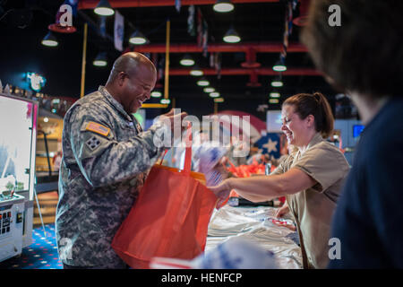 Sgt. 1. Klasse Joseph Campbell, mit der US Army Reserve Command g-1, durchläuft die Registrierung Linie während der Eisbrecher Veranstaltung für die neunte jährliche Krieger auf dem Wasser bei Sport USA in Fort Bragg, N.C., 30. April 2014. Krieger auf dem Wasser ist ein freien militärische Beurteilung-Baß-Fischen-Turnier pairing Soldat innen mit Profi und semi-Pro Angler am Jordan Lake in der Nähe von Pittsboro, NC (US Armee-Foto von Timothy L. Hale/freigegeben) Krieger auf dem Wasser 2014 140430-A-XN107-527 Stockfoto