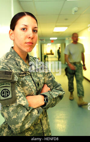 080310-A - 2013 C-004 Armee Spc. Monica Brown, ein Sanitäter vom 782nd Brigade Support Battalion, 4th Brigade Combat Team, 82nd Airborne Division, steht auf dem Flur der Forward Operating Base Salerno Krankenhauses in Afghanistan. Braun ist die 2. Frau seit dem zweiten Weltkrieg, den Silver Star Award für ihre tapferen Taten im Kampf zu gewinnen. (Foto: U.S. Army Spc. Micah E. Clare) SPC Monica Brown bei FOB Salerno, Afghanistan 2008 Stockfoto