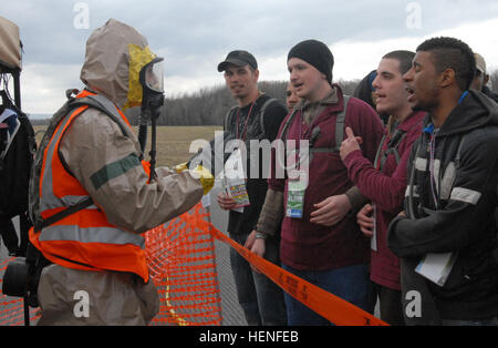 New Jersey Army National Guard Soldat Spc. Claudio Da Silva (links) versucht, eine Menge von mock Katastrophenopfer während einer Katastrophe Bereitschaft Bewertung im New York State Bereitschaft Training Center in Oriskany, N.Y. 1 Mai zu beruhigen. Die Truppen, die jetzt auf der Federal Emergency Management Region II Heimat Reaktion Kraft (HRF) angehören, waren Ausbildung, um den Umfang zu sichern, also HRF Medizin- und Dekontamination-Teams ihre Missionen durchführen könnte. Die New Jersey Nationalgarde Soldaten und Piloten gehören zu den Unfall- und Security Element (CASE) von der HRF. Der Fall und anderen Elementen bestanden die evalu Stockfoto