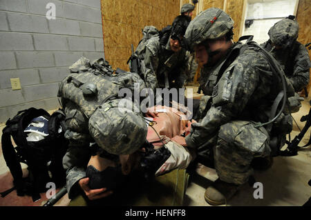 Mediziner aus A Company, 1. Bataillon, 325. Airborne Infanterie-Regiment, 2nd Brigade Combat Team, 82nd Airborne Division, behandeln einen Unfall kurz nach der Durchführung eines Fallschirm-Angriffs auf einen Flugplatz im Rahmen der 2. BCT gemeinsame gewaltsame Eintrag Übung Aug. 26-28 in Fort Bragg, N.C. Die Übung beteiligten Fallschirm Angriffe von mehr als 1.000 Fallschirmjägern und mehrere Folgen auf Luftangriff, montiert und geschliffen Operationen, Heer, Luftwaffe und Marine Vermögen. Gemeinsame gewaltsame Eintrag Übung in Fort Bragg 199416 Stockfoto