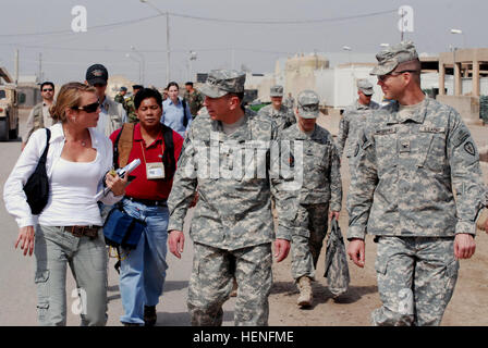 Zu einem Informationsbesuch in Camp Taji, General David Patraeus, Center, der Kommandeur der multinationalen Kräfte – Irak, Antworten auf Fragen von Lara Logan, Chef Auslandskorrespondent für CBS News, während des Gehens der Speisesaal Anlage, 12. März, mit Oberst Todd McCaffrey, Recht, ein Eingeborener von Hudson, Ohio, der Kommandeur der 2. Stryker Brigade Combat Team "Krieger", 25. Infanterie-Division, Multi-National Division – Bagdad ist. (US Army Foto/Staff Sgt. Christian Foster) General Petraeus besucht "Warriors" 81032 Stockfoto