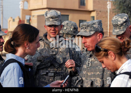 Kol. Todd McCaffrey, Center, ein Eingeborener von Hudson, Ohio, hört aufmerksam als General David Patraeus, Recht, Antworten auf Fragen von Medien Reporter, 12 März, während Patrouillen eine Marktgebiet in der Stadt von Sab al Bor, nordwestlich von Bagdad. Patraeus wurde auf einer Fact-finding Mission in der Region, Informationen über die vielen Versöhnung und wirtschaftliche Erfolge für diesen Bereich zu sammeln. Patraeus ist der Kommandeur der multinationalen Truppen – Irak. McCaffrey ist der Kommandeur der 2. Stryker Brigade Combat Team "Krieger", 25. Infanterie-Division, Multi-National Division-Bagdad. (US Army Foto/Staff Sgt. Chris Stockfoto