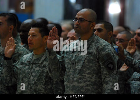 SPC. Vivek Mishra, gebürtig aus Zentralindien, erhebt seine Rechte Hand und rezitiert die Eid der Staatsbürgerschaft während einer Einbürgerung Zeremonie im Palazzo Al-Faw 12 April. Mishra dient als Spezialist für chemische Vorgänge von Headquarters und Headquarters Company, 2nd Brigade Combat Team, 101. US-Luftlandedivision, Multi-National Division - Bagdad. Aus dem Leben in Indien um das US-Militär, ein 101. Abn. Div. Soldat ist "die Welt zu sehen" 84482 Stockfoto