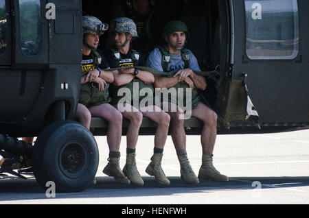 US Army Rangers, 5. Ranger Training Battalion, springen von UH-60 Black Hawks in Lake Lanier, Ga., 8. Mai 2014. Die jährliche Fortbildungsveranstaltung gibt Rangers Gelegenheit, in Wasser Landungen, die gefährlichste Art der Fallschirm landen, während die Gemeinde eine Chance zu sehen, den Rangers-Zug im Bereich Lake Lanier beherrschen. (US Army Photo By Staff Sgt. Justin p. Morelli/freigegeben) US Army Rangers Fallschirm in Lake Lanier 140508-A-PP104-014 Stockfoto