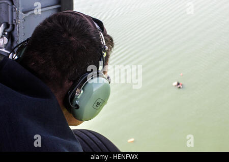 US Army Rangers, 5. Ranger Training Battalion, springen von UH-60 Black Hawks in Lake Lanier, Ga., 8. Mai 2014. Die jährliche Fortbildungsveranstaltung gibt Rangers Gelegenheit, in Wasser Landungen, die gefährlichste Art der Fallschirm landen, während die Gemeinde eine Chance zu sehen, den Rangers-Zug im Bereich Lake Lanier beherrschen. (Foto: US Army Staff Sgt Justin P. Morelli / veröffentlicht) US Army Rangers Fallschirm in Lake Lanier 140508-A-PP104-053 Stockfoto