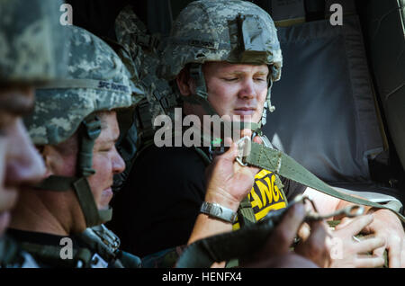 US Army Rangers, 5. Ranger Training Battalion, springen von UH-60 Black Hawks in Lake Lanier, Ga., 8. Mai 2014. Die jährliche Fortbildungsveranstaltung gibt Rangers Gelegenheit, in Wasser Landungen, die gefährlichste Art der Fallschirm landen, während die Gemeinde eine Chance zu sehen, den Rangers-Zug im Bereich Lake Lanier beherrschen. (Foto: US Army Staff Sgt Justin P. Morelli / veröffentlicht) US Army Rangers Fallschirm in Lake Lanier 140508-A-PP104-080 Stockfoto