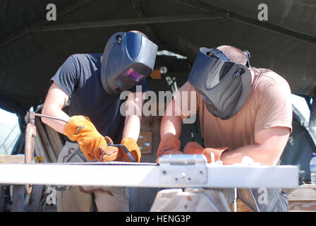 GUANTANAMO BAY auf Kuba – Air Force Senior Airman Nick Skinner und Air Force Staff Sgt John Heiser Schweißen ein Häftling Zellentür, 13. März 2008. Beide sind Mitglieder des 474th Expeditionary hoch-und Tiefbau-Geschwaders der Boden hier am 11. September 2007 brach, Expeditionary rechtlichen Komplex zu konstruieren. JTF Guantanamo führt durch sichere und humane Pflege und Obhut von Festgenommenen feindlichen Kämpfern. Die JTF führt Verhör Operationen um strategische Intelligenz zur Unterstützung der globalen Krieg gegen den Terror zu sammeln und Law Enforcement und Kriegsverbrechen Untersuchungen unterstützt. JTF Guantanamo engagiert sich für die saf Stockfoto