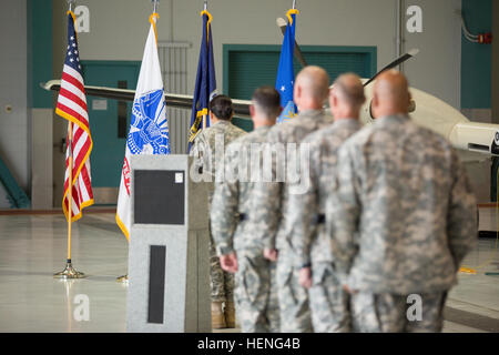 Von vorn nach hinten, stehen US Armee Generalmajor Bryan Kelley, Kommandierender General Of The Army Reserve Medical Command, Col Matthew Sheaffer, scheidenden Kommandeur der medizinischen Bereitschaft und Training Command (MRTC), Major General Michael O'Guinn, Incoming-Kommandeur der MRTC, und Command Sergeant Major Marlo Cross, MRTC, an der Stelle der Aufmerksamkeit während der Nationalhymne auf Sparta Flugplatz, Fort McCoy, Wisconsin, USA , 10. Mai 2014. Die Zeremonie war für den Befehl Change MRTC statt. (US Armee-Foto von Spc. Robert Farrell/freigegeben) Medizinische Bereitschaft und Training Command Wechsel der Befehl 140510-A-TW638-017 Stockfoto