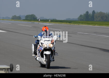 Ein Motorrad (Yamaha FJR 1300) von Hainaut Provinz belgische Polizei geht vor die stationäre Geschwindigkeit Radar mit einer Höchstgeschwindigkeit von 240 km/h (150 mph) während der offiziellen Fahrzeug-Tachometer-Kalibrierung auf Chièvres Fliegerhorst Flugplatz, Chièvres, Belgien, 14. Mai 2014. (US Army Foto von visuellen Informationen Spezialist Pascal Demeuldre/freigegeben) Belgische Bundespolizei Tacho Kalibrierung auf Landebahn 140514-A-RX599-068 Stockfoto