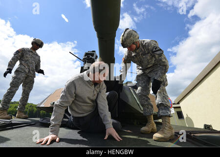 US-Botschafter in Deutschland John B. Emerson (Mitte) steigt in die Treiber Luke von einem Abrams M1A2 Tank während seines Besuchs bei der Hohenfels Training Bereich (HTA), Deutschland, 15. Mai 2014. Botschafter Emerson und eine Gruppe von deutschen Parlamentariern tourte der 7. Armee gemeinsame multinationale Ausbildung des Befehls HTA zu beobachten Übung kombinierte Entschlossenheit II, eine unter der Regie von US-Army in Europa multinationalen Übung in Grafenwöhr und Hohenfels Training Bereichen, darunter mehr als 4.000 Teilnehmer aus 13 verbündet und Partnerländer.  (US Armee-Foto von visuellen Informationen Spezialist Markus Rauchenberger/releas Stockfoto