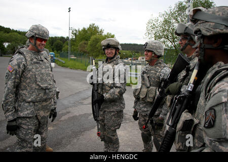 Kommandeur der 21. Theater Sustainment Command Generalmajor Jack O'Conner (ganz links) spricht mit einem Konvoi Sicherheitselement von Headquarters und Headquarters Company, 18. bekämpfen Sustainment Support Battalion, 16. Sustainment Brigade, bevor sie auf dem Wasser fahren Nachschub Auftrag zur österreichischen Truppen auf dem Truppenübungsplatz Hohenfels. Die 18. CSSB ist eine wichtigste Logistikunterstützung für Übung kombinierte Entschlossenheit II. (US Armee-Foto von 1st Lt. Henry Chan, 16. Sustainment Brigade, 21. Theater Sustainment Command Public Affairs) Kombinierte Lösung II 140516-A-WZ553-926 Stockfoto