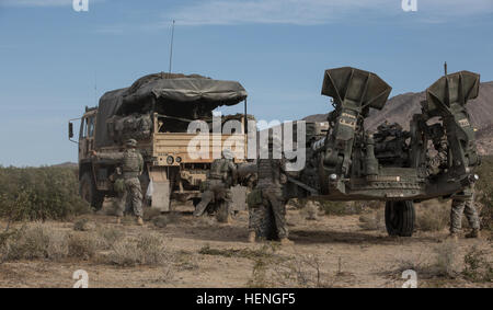 FORT IRWIN, Kalifornien-Soldaten der US Army, Charlie Troop zugewiesen, 2. Bataillon, 11. Feldartillerie-Regiment, einklinken eine Haubitze M777 zu einem M1078 Light Utility Truck vor dem Umzug in eine sichere Position während der entscheidenden Aktion Rotation 14-07 im National Training Center, 17. Mai 2014. Die Haubitze ist eine gezogene Waffe die mehrere Raketen effektiv bis zu 25-Meilen Entfernung schießen können.  (Foto: US-Armee Sgt. Richard W. Jones Jr., Operations Group, National Training Center) Soldaten engagieren feindliche Ziele mit Haubitze 140517-A-QU939-133 Stockfoto