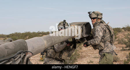 FORT IRWIN, Kalifornien-Soldaten der US Army, Charlie Troop zugewiesen, 2. Bataillon, 11. Feldartillerie-Regiment, einklinken eine Haubitze M777 zu einem M1078 Light Utility Truck vor dem Umzug in eine sichere Position während der entscheidenden Aktion Rotation 14-07 im National Training Center, 17. Mai 2014. Die Haubitze ist eine gezogene Waffe die mehrere Raketen effektiv bis zu 25-Meilen Entfernung schießen können.  (Foto: US-Armee Sgt. Richard W. Jones Jr., Operations Group, National Training Center) Soldaten engagieren feindliche Ziele mit Haubitze 140517-A-QU939-198 Stockfoto