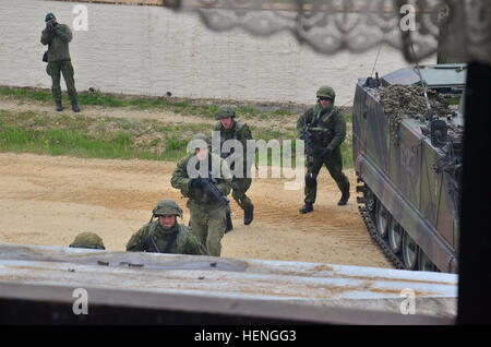 Litauischen Soldaten der Mechanisierte Infanterie-Brigade bewegen "Iron Wolf" taktisch während der Übung kombinierte Entschlossenheit II bei der Joint Multinational Readiness Center in Hohenfels, Deutschland, 17. Mai 2014.  Kombinierte Lösung II ist eine multinationale entschlossenes Handeln Umwelt Übung in Hohenfels und Grafenwöhr Schulungsräume, die mehr als 4.000 Teilnehmer aus 15 Partnernationen beinhaltet das Joint Multinational Training Command auftreten.  Die Absicht der Übung ist, führte zu trainieren und bereiten ein US multinationale Brigade zu zusammenarbeiten mit mehreren Partnernationen und Ausführen von vereinheitlichte la Stockfoto