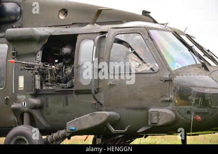 US-Soldaten des 2. Bataillons, 159. Aviation Regiment (Angriff Reconnaissance), 12. Combat Aviation Brigade bereiten zu transportieren, die Soldaten in ein UH-60 Black Hawk während des Trainings kombiniert Entschlossenheit II bei der Joint Multinational Readiness Center in Hohenfels, Deutschland, 17. Mai 2014 Hubschrauber.  Kombinierte Lösung II ist eine multinationale entschlossenes Handeln Umwelt Übung in Hohenfels und Grafenwöhr Schulungsräume, die mehr als 4.000 Teilnehmer aus 15 Partnernationen beinhaltet das Joint Multinational Training Command auftreten.  Die Absicht der Übung ist, trainieren und bereiten ein US Stockfoto