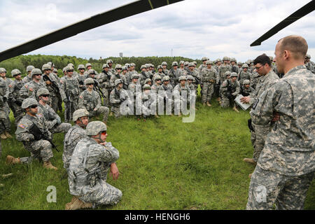 US-Soldaten des 2. Bataillons, 159. Aviation Regiment (Angriff Reconnaissance), 12. Combat Aviation Brigade kurze Sicherheitshinweise beim training mit einem UH-60 Black Hawk Hubschrauber für US-Soldaten von Charlie Kompanie, 1. Bataillon, 182 Infanterie-Regiment, Massachusetts Army National Guard während der Übung kombiniert zu beheben II bei der Joint Multinational Readiness Center in Hohenfels, Deutschland, 17. Mai 2014.  Kombinierte Lösung II ist eine multinationale entschlossenes Handeln Umwelt Übung im Joint Multinational Training Befehle Hohenfels und Grafenwöhr Training Bereichen auftreten, die Stockfoto