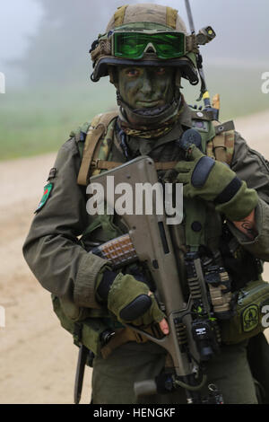 Eines österreichischen Soldaten der 2. Kompanie, 25. Infanterie-Bataillon, 7. Infanterie-Brigade führt ein Radio zu überprüfen, während Übung kombiniert zu beheben II bei der Joint Multinational Readiness Center in Hohenfels, Deutschland, 19. Mai 2014.  Kombinierte Lösung II ist eine multinationale entschlossenes Handeln Umwelt Übung in Hohenfels und Grafenwöhr Schulungsräume, die mehr als 4.000 Teilnehmer aus 15 Partnernationen beinhaltet das Joint Multinational Training Command auftreten.  Die Absicht der Übung ist, führte zu trainieren und bereiten ein US multinationale Brigade mit mehreren Partner-Nati zusammenarbeiten Stockfoto