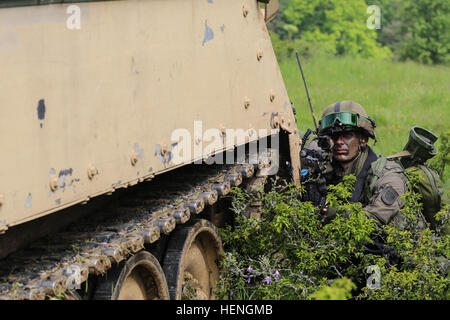 Eines österreichischen Soldaten der 2. Kompanie, 25. Infanterie-Bataillon, 7. Infanterie-Brigade sorgt für Sicherheit während des Trainings kombiniert Entschlossenheit II bei der Joint Multinational Readiness Center in Hohenfels, Deutschland, 19. Mai 2014.  Kombinierte Lösung II ist eine multinationale entschlossenes Handeln Umwelt Übung in Hohenfels und Grafenwöhr Schulungsräume, die mehr als 4.000 Teilnehmer aus 15 Partnernationen beinhaltet das Joint Multinational Training Command auftreten.  Die Absicht der Übung ist, trainieren und bereiten eine multinationale Brigade in USA geführt mit mehreren Partnernationen zusammenarbeiten, eine Stockfoto