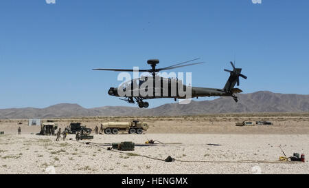 Eine Apache AH-64E 25. Aviation Regiment, 1st Battalion, 25. Infanterie-Division, zieht aus seinen Landeplatz nach Bewaffnung und Betankung während der Einheit Drehung im National Training Center in Fort Irwin, Kalifornien, Mai 21. 1-25 ARB heizt Training 141905-A-AB123-001-CC Stockfoto