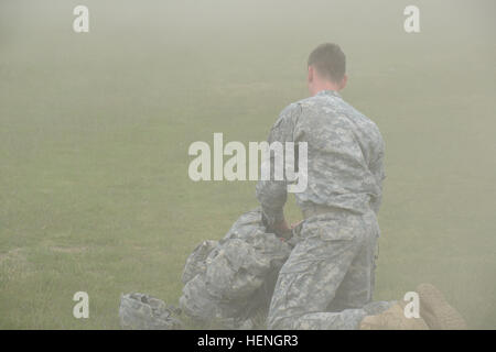 US Army Captain Bradford Morgan, ein Fallschirmjäger mit dem 2. Bataillon, 503. Infanterieregiment, 173rd Airborne Brigade, mit Sitz in Vicenza, Italien, organisiert seinen Rucksack nach dem Sprung aus einem US Luftwaffe C - 130 Hercules-Flugzeuge in der niederländischen Armee Ginkelse Heide Übung Gelände in Nijmegen, Niederlande 20. Mai 2014. 43 Führer aus dem Gerät durchgeführt ein während des Fluges Rig anziehen ihren Fallschirm und Ausrüstung im Flugzeug und dann ging für eine Schlacht Personal Fahrt, aus der Gärtnerei in der Luft Betrieb des zweiten Weltkriegs zu lernen. (US Army Foto von visueller Information Specialist Stockfoto