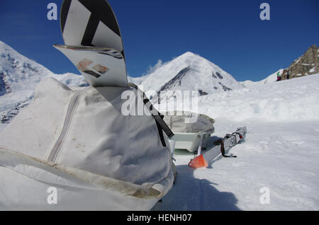 Soldaten aus Team 1, das 1st Stryker Brigade Combat Team, 25. Infanterie-Division, am Kahiltna Gletscher Basislager 21. Mai 2014 zugewiesen. Die Fairbanks-basierte Team beginnt nun den Aufstieg zum Gipfel des Mount McKinley, die bei 20.320 Fuß, der höchste Berg Nordamerikas ist. Höhe im Basislager ist 7.600 Feet. Diese Soldaten verbringen die nächsten zwei bis drei Wochen aufsteigend über 13.000 Fuß in einigen der härtesten Bedingungen in Alaska. Die Expedition wird dazu dienen, Trainingsverfahren verwendet, um die Bereitschaft für den Betrieb in strengen, Höhenlage, extreme Kälte-Weathe überprüfen Stockfoto