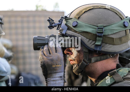 Eines österreichischen Soldaten der 2. Kompanie, 25. Infanterie-Bataillon, 7. Infanterie-Brigade verwendet Fernglas auf den Bereich während des Trainings kombiniert Entschlossenheit II bei der Joint Multinational Readiness Center in Hohenfels, Deutschland, 21. Mai 2014 Umfrage.  Kombinierte Lösung II ist eine multinationale entschlossenes Handeln Umwelt Übung in Hohenfels und Grafenwöhr Schulungsräume, die mehr als 4.000 Teilnehmer aus 15 Partnernationen beinhaltet das Joint Multinational Training Command auftreten.  Die Absicht der Übung ist, trainieren und bereiten eine multinationale Brigade in USA geführt mit mehreren zusammenarbeiten Stockfoto