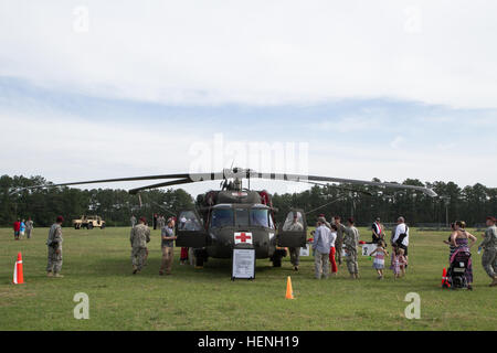 Zivilisten und Rentner Besuche der UH - 60M Black Hawk Hubschrauber für medizinische Evakuierung, im Besitz von 82. Kavallerie-Regiment, 82. Combat Aviation Brigade, 3. Bataillon, 82nd Airborne Division, während alle amerikanische Woche Static Display auf Hecht am 22. Mai 2014 verwendet. Alle amerikanischen Woche vereint aktuelle Fallschirmjäger, Veteranen, Familienmitglieder und der Gemeinschaft zu feiern des Unternehmensbereichs einzigartige Airborne Erbe und sein Erbe zu Ehren. Thema in diesem Jahr alle amerikanische Woche feiert"den 70. Jahrestag des d-Day und die Fallschirmjäger." (Foto von Pfc. Nguyen Christophe, 82nd Airborne Stockfoto