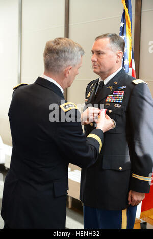 Generalleutnant Donald Campbell Jr. pins die Distinguished Service Medal mit Oberst John M. Spiszer während seiner uns Armee Europa Abschiedsfeier in Wiesbaden, Deutschland auf Lucius D. Clay Kaserne.  (Foto von visuellen Informationen Spezialist Dee Crawford, Training Support Center Wiesbaden, RTSD West, TSAE JMTC/freigegeben) Preisverleihung 140522-A-CR252-044 Stockfoto