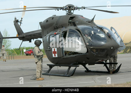 GARNISON WAINWRIGHT, ALBERTA, can. — eine Flugbesatzung mit 2-135. Aviation Regiment mit Colorado National Guard Verhalten Vorflugkontrollen auf einem UH-72A Lakota leichte Transporthubschrauber, konfiguriert für medizinische Evakuierung Missionen zur Unterstützung der Übung Maple lösen 14, 23, Mai. Ca. 5.500 Truppen beteiligen sich an EX-Herr 14, einschließlich der in der Nähe von 4.500 Soldaten der kanadischen Armee, 450 Mitglieder der Royal Canadian Air Force, 450 US-Truppen und 100 britische Soldaten. Luftfahrt-Soldaten umwandeln Gallonen 140523-A-GR268-757 Liter. Stockfoto