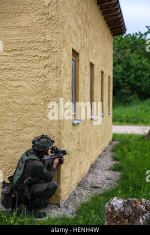 Eines österreichischen Soldaten der 2. Kompanie, 25. Infanterie-Bataillon, 7. Infanterie-Brigade sorgt für Sicherheit während des Trainings kombiniert Entschlossenheit II bei der Joint Multinational Readiness Center in Hohenfels, Deutschland, 24. Mai 2014.  Kombinierte Lösung II ist eine multinationale entschlossenes Handeln Umwelt Übung in Hohenfels und Grafenwöhr Schulungsräume, die mehr als 4.000 Teilnehmer aus 15 Partnernationen beinhaltet das Joint Multinational Training Command auftreten.  Die Absicht der Übung ist, trainieren und bereiten eine multinationale Brigade in USA geführt mit mehreren Partnernationen zusammenarbeiten, eine Stockfoto