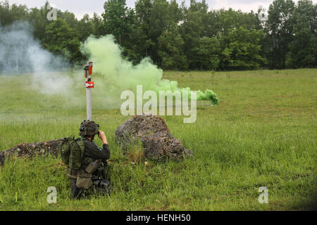 Eines österreichischen Soldaten der 2. Kompanie, 25. Infanterie-Bataillon, 7. Infanterie-Brigade sorgt für Sicherheit während des Trainings kombiniert Entschlossenheit II bei der Joint Multinational Readiness Center in Hohenfels, Deutschland, 24. Mai 2014.  Kombinierte Lösung II ist eine multinationale entschlossenes Handeln Umwelt Übung in Hohenfels und Grafenwöhr Schulungsräume, die mehr als 4.000 Teilnehmer aus 15 Partnernationen beinhaltet das Joint Multinational Training Command auftreten.  Die Absicht der Übung ist, trainieren und bereiten eine multinationale Brigade in USA geführt mit mehreren Partnernationen zusammenarbeiten, eine Stockfoto